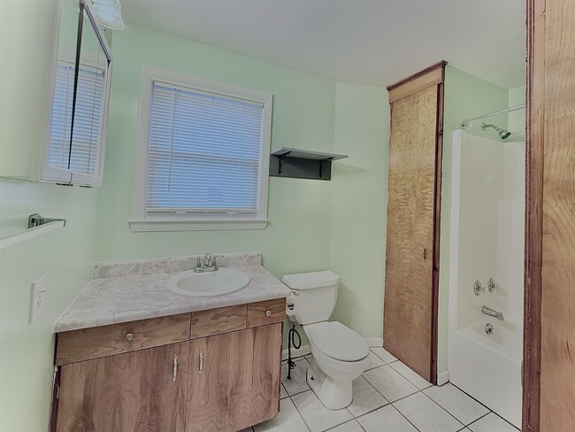 Building Photo - 12 Holmes St