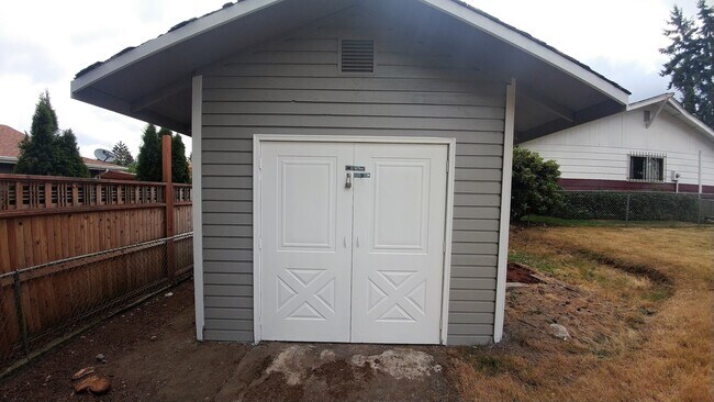 Building Photo - Newly Renovated 3 Bedroom Rambler w/ bonus room!!