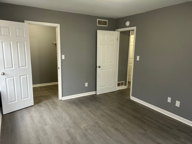 Building Photo - 3 Bedroom House