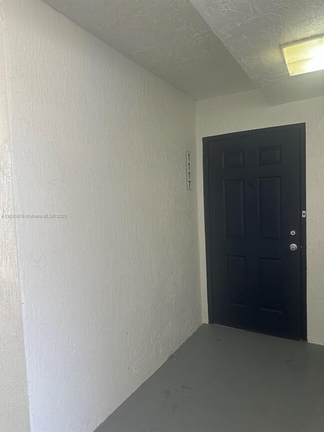 Building Photo - 1117 Villa Cir