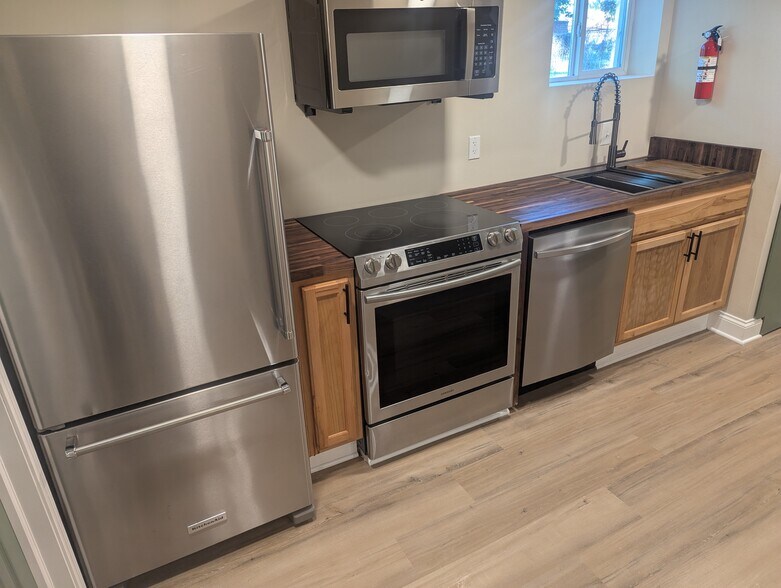 Kitchen - 6504 Hansford St