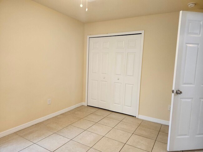 Building Photo - Exceptional 3 bed 2 bath 1 car garage dupl...