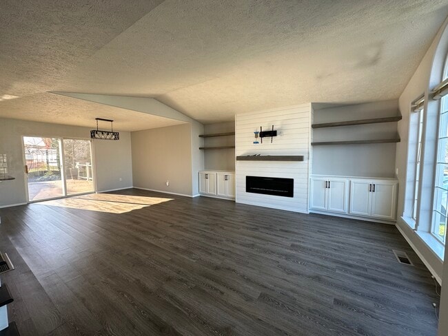 Building Photo - 23812 E Maxwell Ave