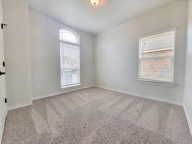 Building Photo - 4413 Royal Oak Blvd