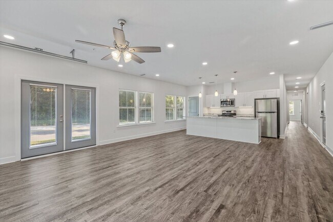Building Photo - 5/5.5 Townhomes, Built 2024, Walk to stadi...