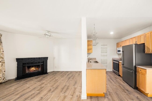 Building Photo - Fabulous University Heights location!