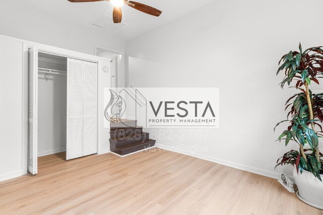 Building Photo - 220 Meredith Lp