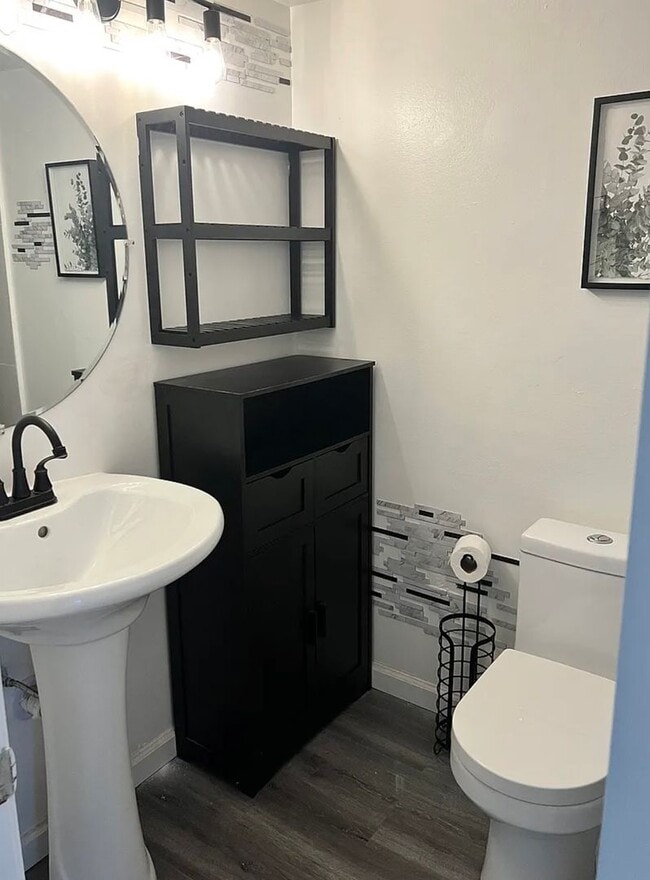 Building Photo - Large Foggy Bottom Beauty - 1+Den + 1 FB