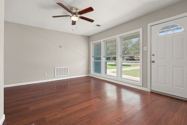 Building Photo - 2318 Pecan St