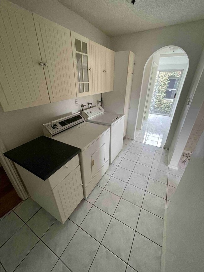 Building Photo - CENTRALLY LOCATED HOME IN BEVERLYWOOD!