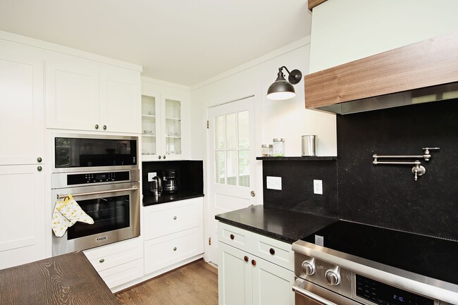 Building Photo - Updated Keswick Cottage on Over 7 Acres