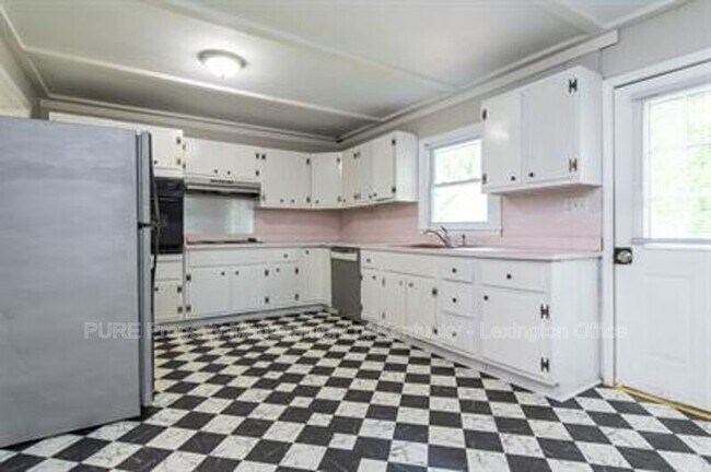 Building Photo - 206 Floral Park