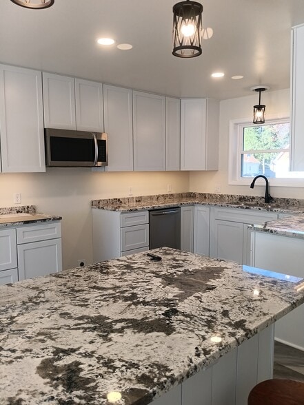 Building Photo - 811 N State St