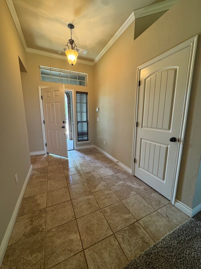 Building Photo - 3814 Kings Canyon Rd