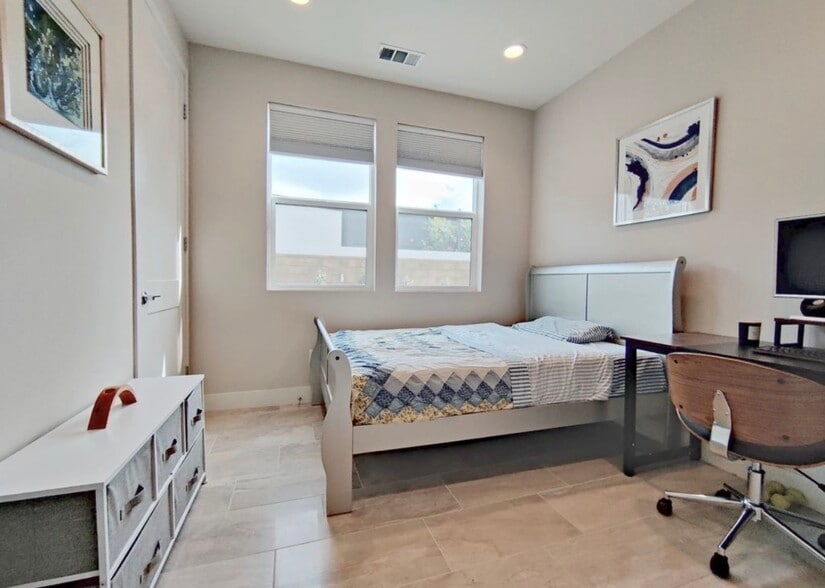 Building Photo - 371 Novel