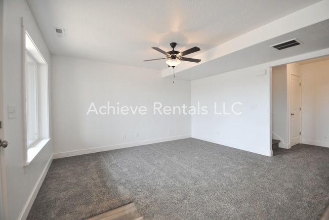Building Photo - 360 E 2075 N