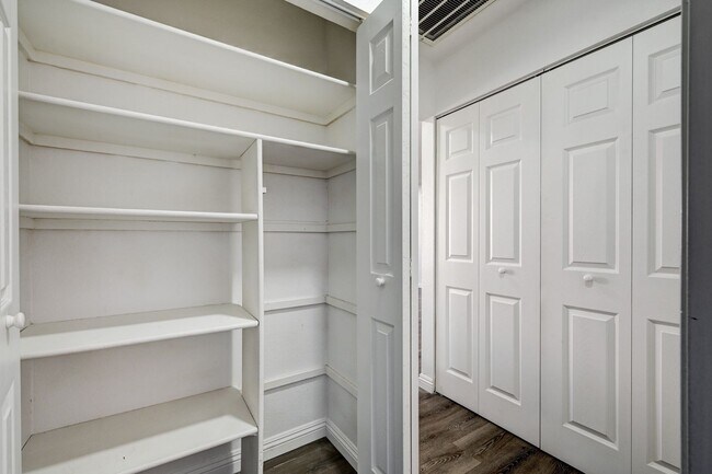 Building Photo - Clean and Ready to Move-in