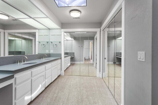Building Photo - Gorgeous Executive Level Home 4 beds 3 baths close to hospitals and courthouse