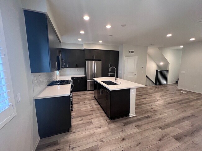 Building Photo - Gorgeous Like-New 4BD/3.5BA Oceanside Townhome! Bright & Airy Open Floor Plan, Stainless Applianc...