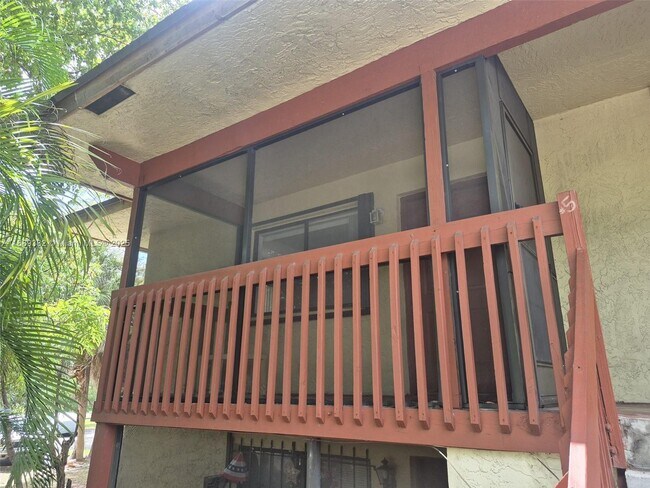 Building Photo - 2022 NW 43 Terrace