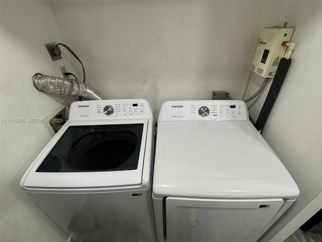 Building Photo - 9712 Hammocks Blvd