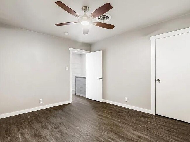 Building Photo - 5330 Balcones Dr