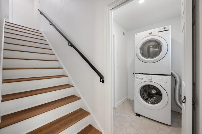 Building Photo - 7201 Chimney Corners