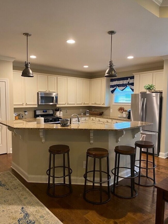 Building Photo - Amazing Furnished Town Home in Brunswick F...