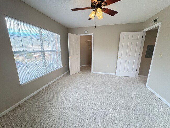 Building Photo - 2 Bedroom, 2 Bathroom Condo in High Point!