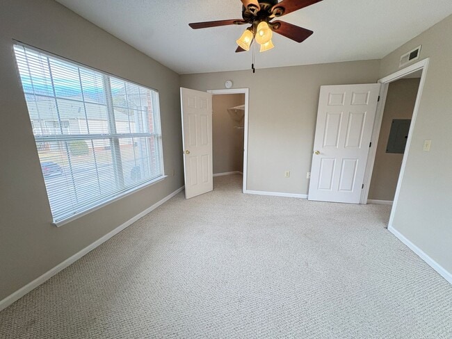 Building Photo - MOVE IN SPECIAL: 2 Bedroom, 2 Bathroom Condo in High Point!