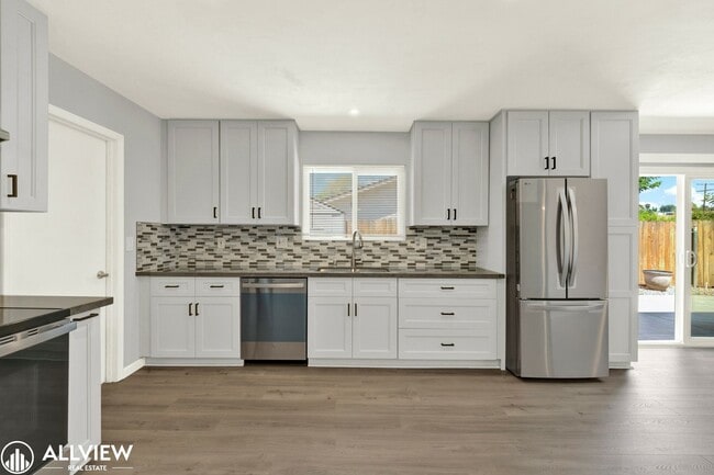 Building Photo - Newly Remodeled 4-Bedroom Gem with Spaciou...