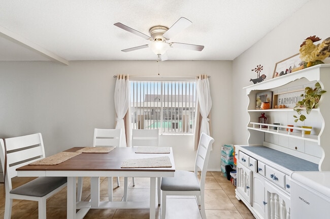 Building Photo - Woodridge Manor