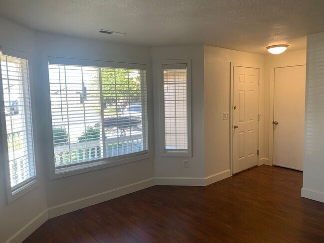Building Photo - ***Newly Renovated Spacious and Bright 3 B...