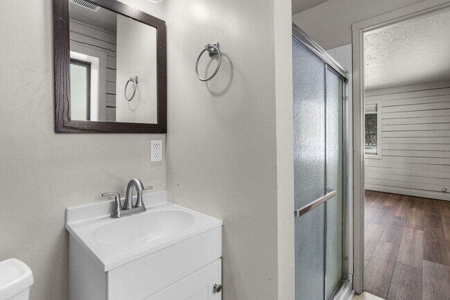 Building Photo - Quiet 3 Bedroom 2 Bathroom House