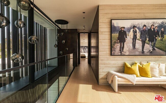 Building Photo - 6889 Dume Dr