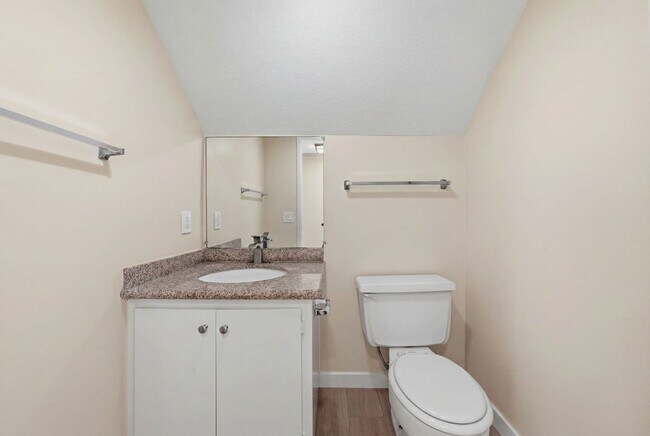 Building Photo - Freshly Updated Townhome - Light, Bright & Spacious!