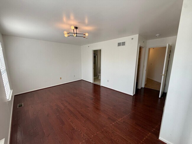 Building Photo - 1372 Village Dr