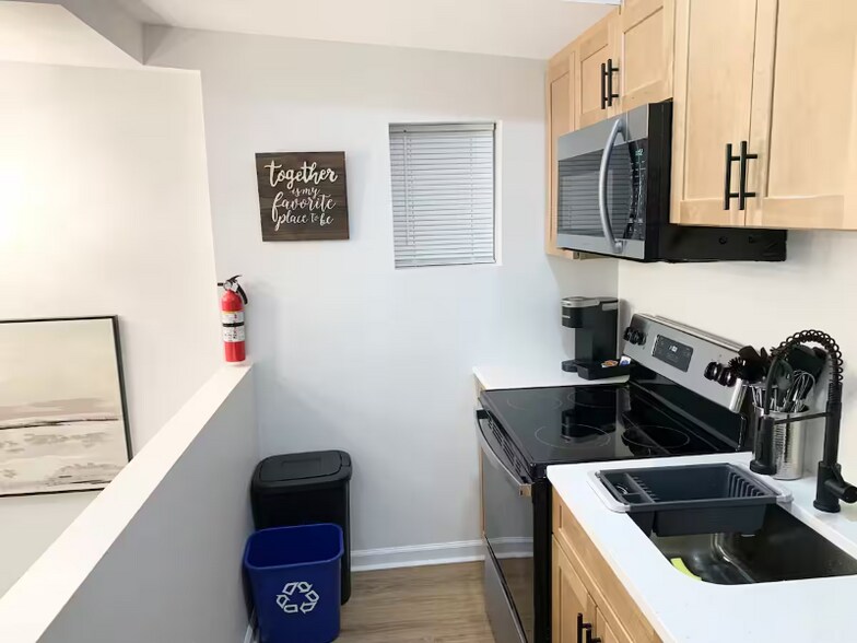 Building Photo - 1600 S Charles St