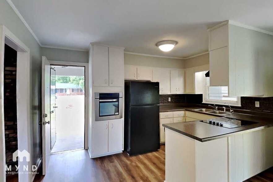 Building Photo - 877 Twin Lake Dr NE