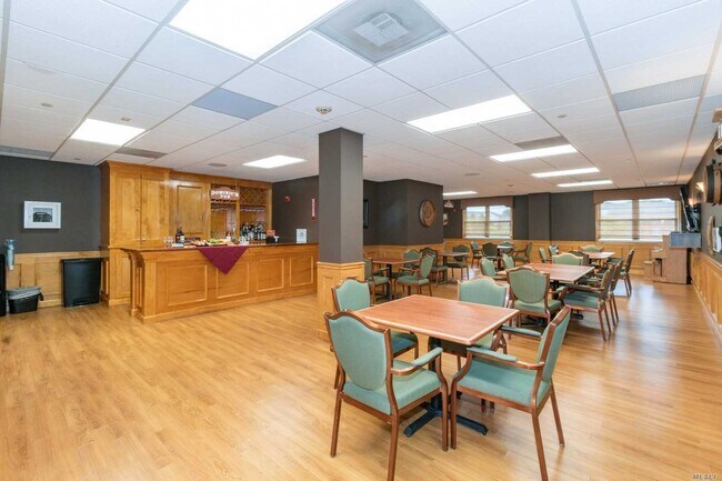 Building Photo - 565 Albany Ave