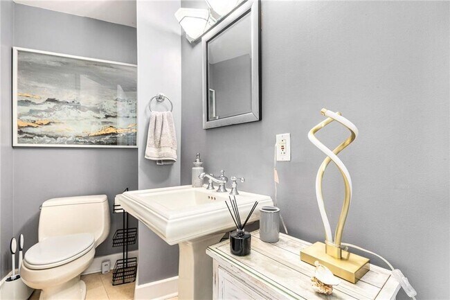 Building Photo - 700 Park Regency Pl NE