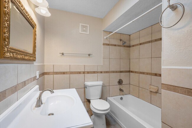 Building Photo - For Rent with Move-in Special ($1,200 off Base Rent ) | 3 Beds 2 Bath | 2 Car Garage |  NE Height...