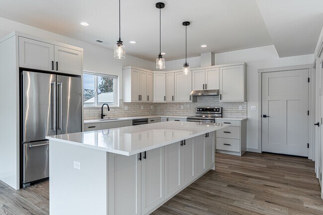 Building Photo - Newer Construction! 3 bed/2.5 bath, double garage, central heat/air, VIEWS!