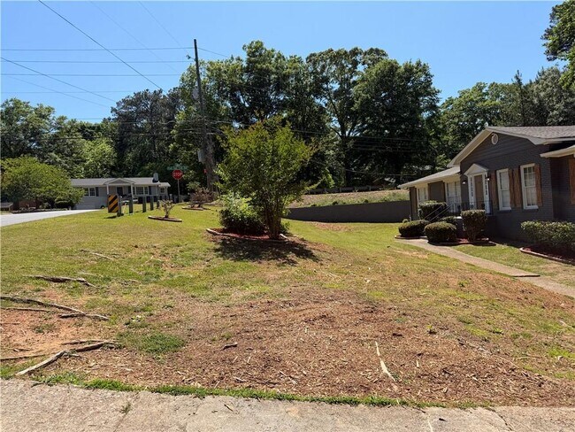 Building Photo - 3336 Camelot Dr NE