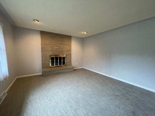 Building Photo - Three Bedroom Home in Richland