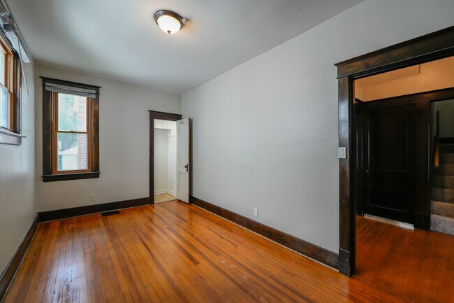 Building Photo - Check out this gem in Schnitzelburg!!