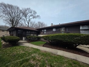 Building Photo - Spacious and updated 2 bedroom 1 bathroom Duplex