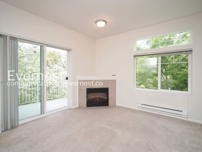 Building Photo - 2 Bed/2 Bath Condo with Garage / Vouchers Accepted / Available Now!
