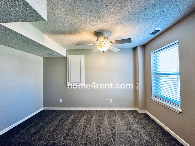 Building Photo - BRAND NEW PAINT & CARPET!! Gorgeous, Updat...