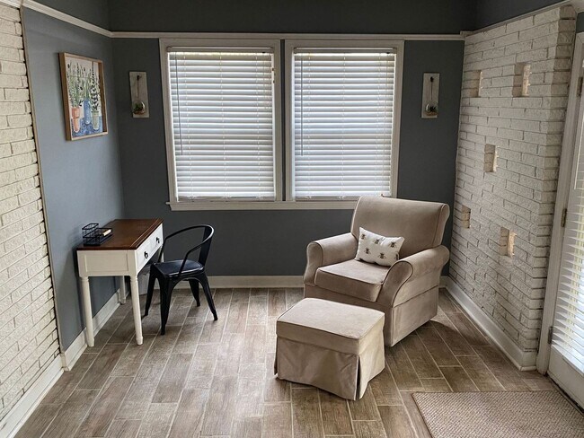Building Photo - l2432 Largo Drive- furnished